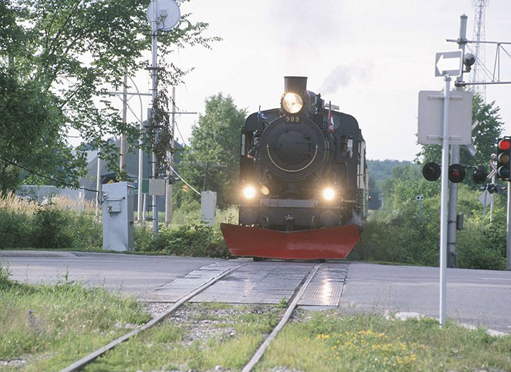 transit---rail---level-crossing---24256785.jpg